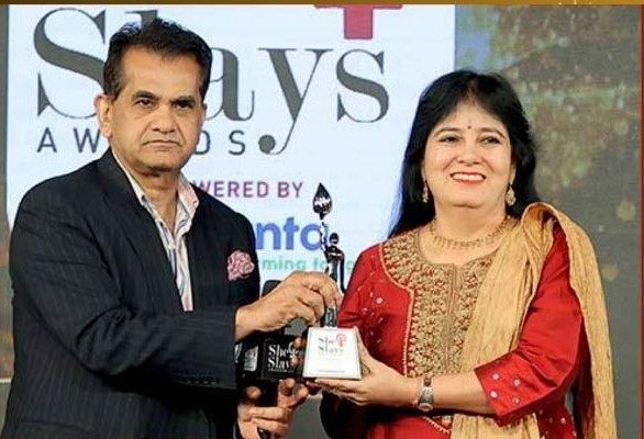 Amitabh Kant presents the HT She Slays award to Anuradha Pal