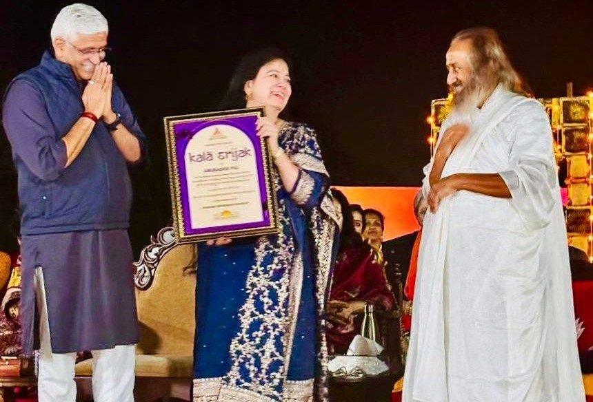Anuradha Pal receiving the Kala Srijak Award from Sri Sri Ravi Shankar